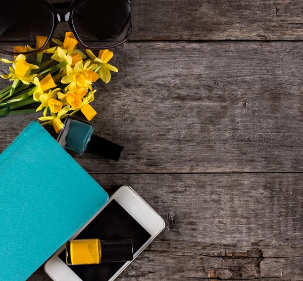 Gula påskliljor, notebook — Stockfoto