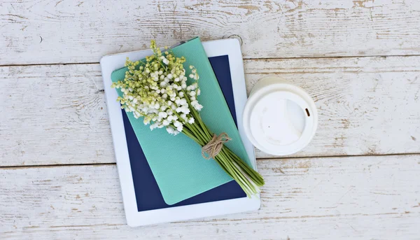 Dagboek, een tabletcomputer en lelies van de vallei — Stockfoto