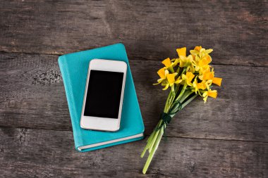 Sarı Nergis, dizüstü bilgisayar ve cep telefonu