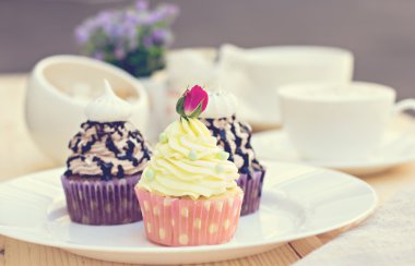 Çikolata ile çikolatalı kek 