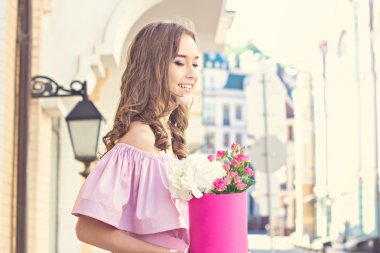 Buketli güzel kadın. 