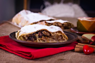 Apple strudel veya elmalı turta