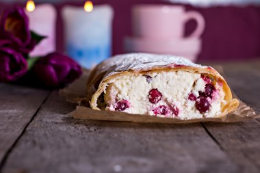 Strudel veya pasta peynir ile