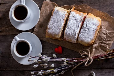 Strudel veya pasta peynir ile