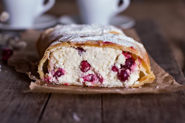 Strudel veya pasta peynir ile