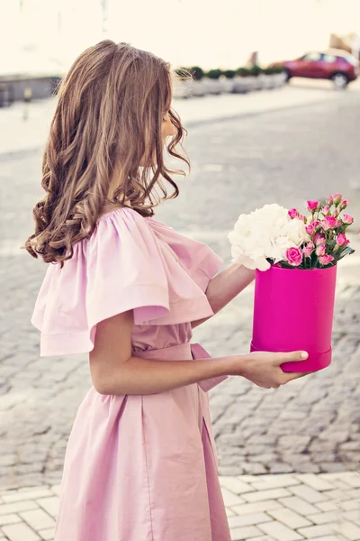 花束を持つ美しい女性 — ストック写真