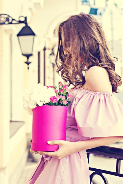 Belle femme avec bouquet — Photo