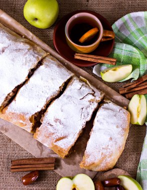 Apple strudel veya elmalı turta