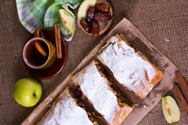 Apple strudel veya elmalı turta