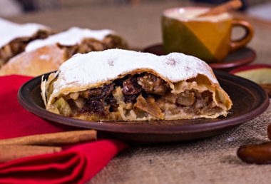 Apple strudel veya elmalı turta