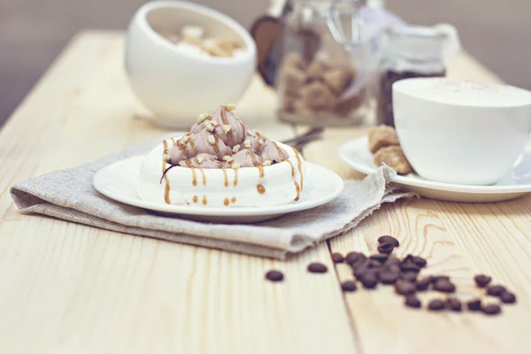 Witte schuimgebakjes met bruine chocolade — Stockfoto