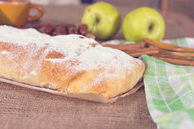 Apple strudel veya elmalı turta