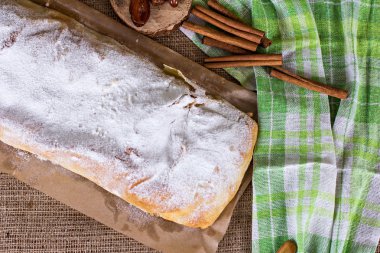 Apple strudel veya elmalı turta