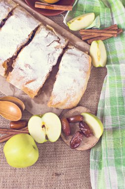 Apple strudel veya elmalı turta