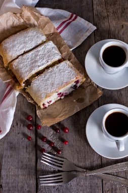 Strudel veya pasta ile kızılcık
