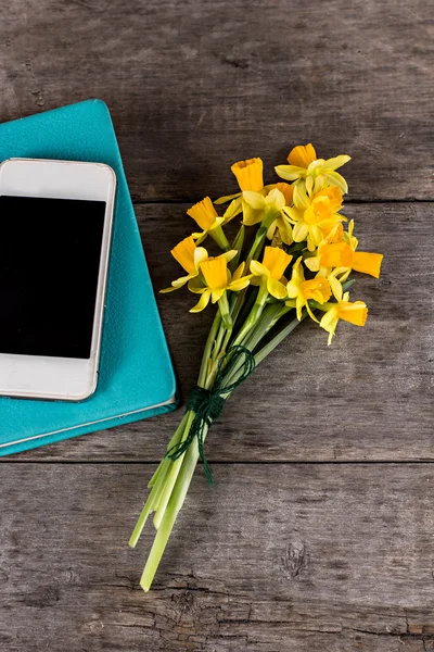 Narcisos amarillos en un sobre sobre sobre la mesa —  Fotos de Stock