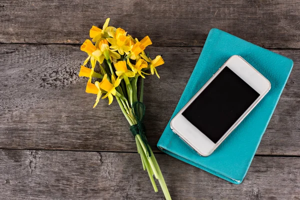 Narcisos amarillos en un sobre sobre sobre la mesa —  Fotos de Stock