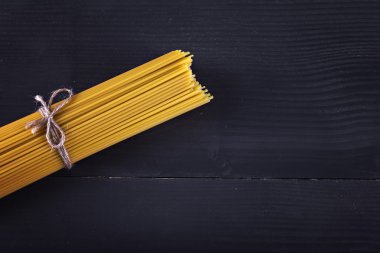 Sarı uzun spagetti