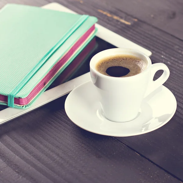 Tablet computador, notebook, telefone celular e xícara de café — Fotografia de Stock