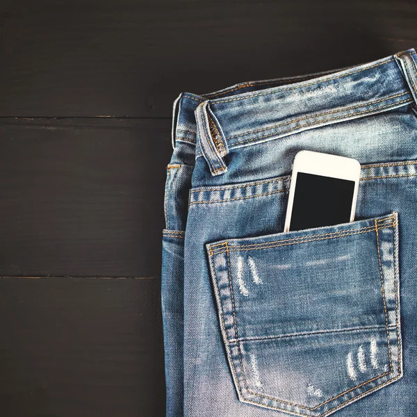 Kot pantolon ve cep telefonu 