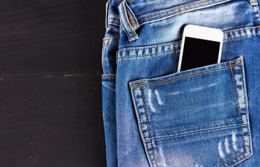 Kot pantolon ve cep telefonu