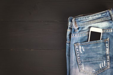 Kot pantolon ve cep telefonu