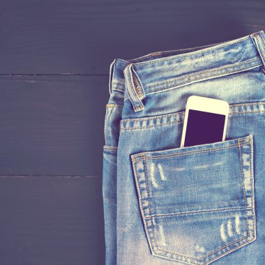 Kot pantolon ve cep telefonu