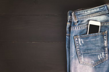 Kot pantolon ve cep telefonu