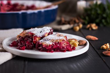 Kirazlı turta ve kahve.