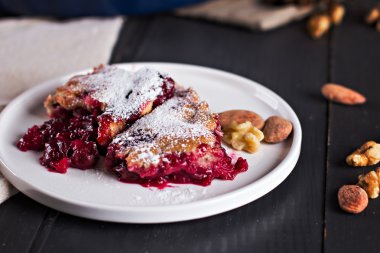 Kirazlı turta ve kahve.