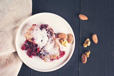 Kirazlı turta ve kahve.