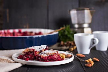 Kirazlı turta ve kahve.