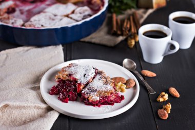 Kirazlı turta ve kahve.