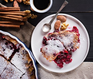 Kirazlı turta ve kahve.