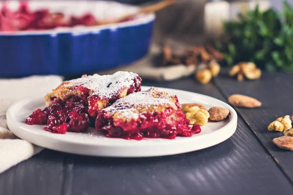 Kirazlı turta ve kahve.