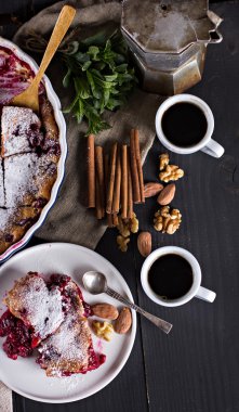 Kirazlı turta ve kahve.