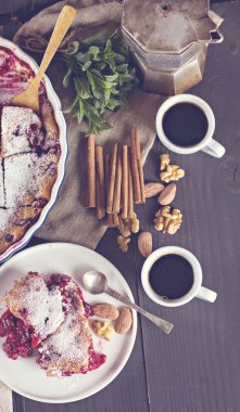 Kirazlı turta ve kahve.