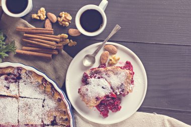 Kirazlı turta ve kahve.