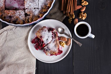 Kirazlı turta ve kahve.