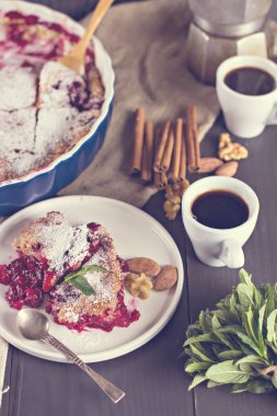 Kirazlı turta ve kahve.