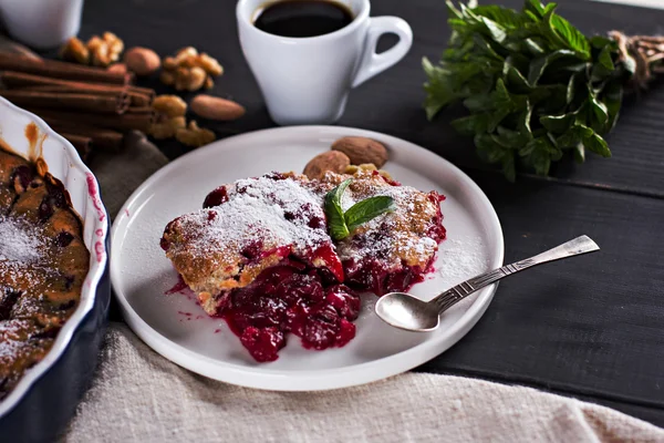 Tarta de cereza y una taza de café . — Foto de Stock