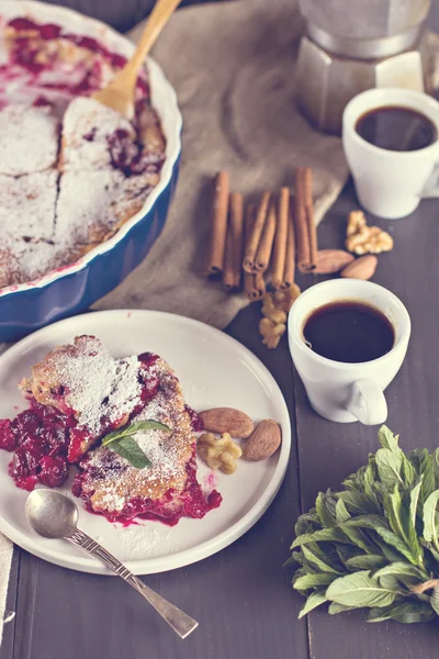 Kirazlı turta ve kahve.