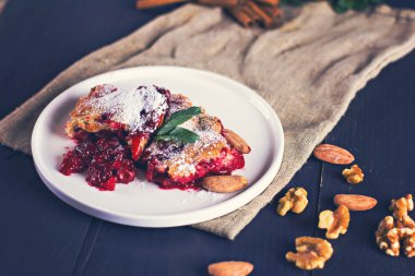 Kirazlı turta ve kahve.