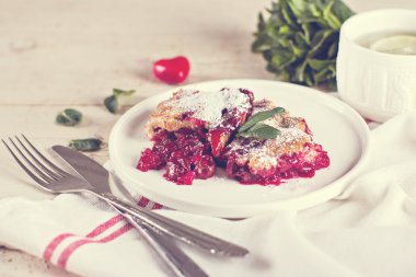 Kirazlı turta ve bir fincan çay