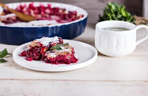 Tarta de cereza y una taza de té — Foto de Stock