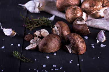 Baharat ile taze mantar