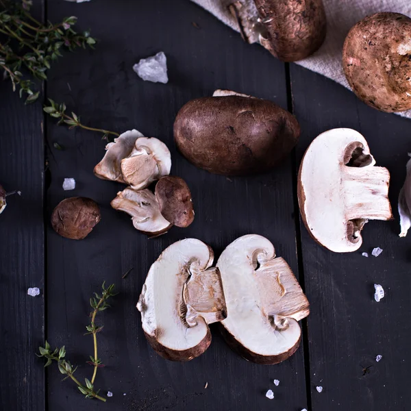 Frische Pilze mit Gewürzen — Stockfoto