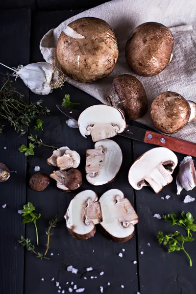 Frische Pilze mit Gewürzen — Stockfoto