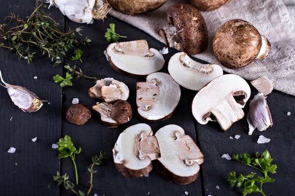 Frische Pilze mit Gewürzen — Stockfoto