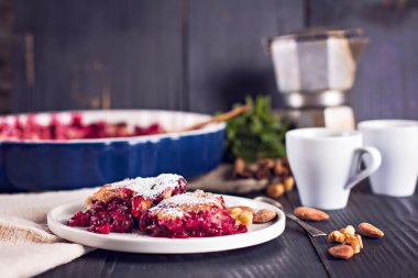 Kirazlı turta ve kahve. 